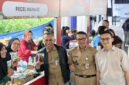 Camat Cilandak, Djaharuddin (tengah) bersama Lurah Lebak Bulus, Jaenudin (kedua
dari kanan) mengunjungi booth UMKM Pecel Mamake dan berinteraksi langsung dengan pelaku usaha dalam rangka mendukung produk lokal di gelaran FIFestival
Street Food 2025 yang berlangsung dari 8 – 10 Juli 2025, di Assembly Point Area,
Menara FIF, Jakarta Selatan.