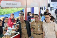 Camat Cilandak, Djaharuddin (tengah) bersama Lurah Lebak Bulus, Jaenudin (kedua
dari kanan) mengunjungi booth UMKM Pecel Mamake dan berinteraksi langsung dengan pelaku usaha dalam rangka mendukung produk lokal di gelaran FIFestival
Street Food 2025 yang berlangsung dari 8 – 10 Juli 2025, di Assembly Point Area,
Menara FIF, Jakarta Selatan.