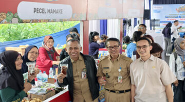 Camat Cilandak, Djaharuddin (tengah) bersama Lurah Lebak Bulus, Jaenudin (kedua
dari kanan) mengunjungi booth UMKM Pecel Mamake dan berinteraksi langsung dengan pelaku usaha dalam rangka mendukung produk lokal di gelaran FIFestival
Street Food 2025 yang berlangsung dari 8 – 10 Juli 2025, di Assembly Point Area,
Menara FIF, Jakarta Selatan.