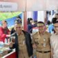 Camat Cilandak, Djaharuddin (tengah) bersama Lurah Lebak Bulus, Jaenudin (kedua
dari kanan) mengunjungi booth UMKM Pecel Mamake dan berinteraksi langsung dengan pelaku usaha dalam rangka mendukung produk lokal di gelaran FIFestival
Street Food 2025 yang berlangsung dari 8 – 10 Juli 2025, di Assembly Point Area,
Menara FIF, Jakarta Selatan.