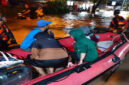 Tim SAR saat mengevakuasi korban banjir di Kota Mataram.