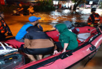 Tim SAR saat mengevakuasi korban banjir di Kota Mataram.