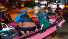 Tim SAR saat mengevakuasi korban banjir di Kota Mataram.