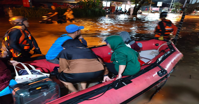 Tim SAR saat mengevakuasi korban banjir di Kota Mataram.