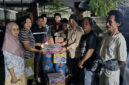 Dewan Pembina FPTI NTB, M Fihiruddin saat menyalurkan bantuan kepada warga terdampak banjir di Kota Mataram.