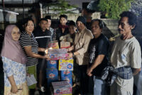 Dewan Pembina FPTI NTB, M Fihiruddin saat menyalurkan bantuan kepada warga terdampak banjir di Kota Mataram.