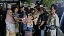 Dewan Pembina FPTI NTB, M Fihiruddin saat menyalurkan bantuan kepada warga terdampak banjir di Kota Mataram.