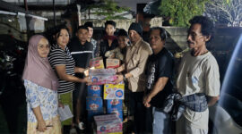 Dewan Pembina FPTI NTB, M Fihiruddin saat menyalurkan bantuan kepada warga terdampak banjir di Kota Mataram.