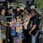 Dewan Pembina FPTI NTB, M Fihiruddin saat menyalurkan bantuan kepada warga terdampak banjir di Kota Mataram.