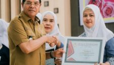 Bupati Lotim, H Haerul Warisin menyerahkan piagam penghargaan IBI kepada para juara Akseptor KB MKJP terbanyak pada HUT IBI tahun 2025.