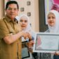 Bupati Lotim, H Haerul Warisin menyerahkan piagam penghargaan IBI kepada para juara Akseptor KB MKJP terbanyak pada HUT IBI tahun 2025.