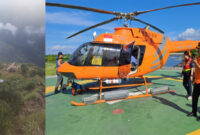 Helikopter SGi Air Bali (foto kanan), dan lokasi tempat terjatuhnya pendaki asal Belanda (foto kiri).