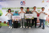 Di HUT ke-55 Astra Motor menyerahkan donasi kepada UMKM binaanya yakni UMKM Madu Trigona dan UMKM Keripik Pelecing.