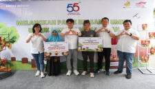 Di HUT ke-55 Astra Motor menyerahkan donasi kepada UMKM binaanya yakni UMKM Madu Trigona dan UMKM Keripik Pelecing.