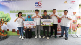 Di HUT ke-55 Astra Motor menyerahkan donasi kepada UMKM binaanya yakni UMKM Madu Trigona dan UMKM Keripik Pelecing.
