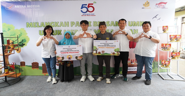 Di HUT ke-55 Astra Motor menyerahkan donasi kepada UMKM binaanya yakni UMKM Madu Trigona dan UMKM Keripik Pelecing.