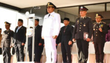 Bupati Lotim, H Haerul Warisin saat bertindak sebagai Irup Peringatan HUT Bhayangkara ke–79, di halaman Kantor Bupati Lotim, Selasa (1/7/2025).