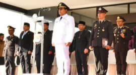 Bupati Lotim, H Haerul Warisin saat bertindak sebagai Irup Peringatan HUT Bhayangkara ke–79, di halaman Kantor Bupati Lotim, Selasa (1/7/2025).