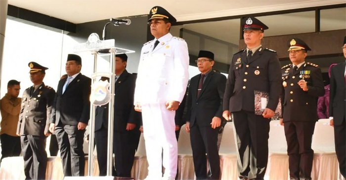 Bupati Lotim, H Haerul Warisin saat bertindak sebagai Irup Peringatan HUT Bhayangkara ke–79, di halaman Kantor Bupati Lotim, Selasa (1/7/2025).