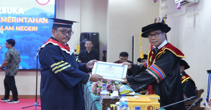 Deputi Administrasi Setjen DPD RI, Lalu Niqman Zahir, berhasil meraih gelar Doktor Ilmu Pemerintahan IPDN.
