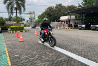 Terlihat seorang pengendara sepeda motor saat menunjukkan kemampuan untuk melatih keseimbangan.