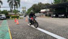 Terlihat seorang pengendara sepeda motor saat menunjukkan kemampuan untuk melatih keseimbangan.
