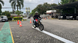 Terlihat seorang pengendara sepeda motor saat menunjukkan kemampuan untuk melatih keseimbangan.