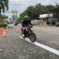 Terlihat seorang pengendara sepeda motor saat menunjukkan kemampuan untuk melatih keseimbangan.