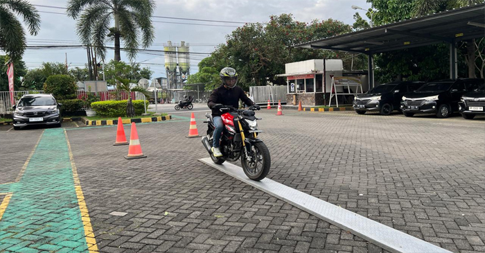 Terlihat seorang pengendara sepeda motor saat menunjukkan kemampuan untuk melatih keseimbangan.