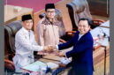 Juru bicara DPRD Loteng, Ahmad Syamsul Hadi saat menyerahkan dokumen penjelasan terhadap tiga Raperda inisiatif DPRD kepada pimpinan Rapat Paripurna DPRD Loteng.