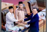 Juru bicara DPRD Loteng, Ahmad Syamsul Hadi saat menyerahkan dokumen penjelasan terhadap tiga Raperda inisiatif DPRD kepada pimpinan Rapat Paripurna DPRD Loteng.