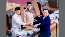 Juru bicara DPRD Loteng, Ahmad Syamsul Hadi saat menyerahkan dokumen penjelasan terhadap tiga Raperda inisiatif DPRD kepada pimpinan Rapat Paripurna DPRD Loteng.