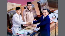 Juru bicara DPRD Loteng, Ahmad Syamsul Hadi saat menyerahkan dokumen penjelasan terhadap tiga Raperda inisiatif DPRD kepada pimpinan Rapat Paripurna DPRD Loteng.