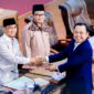 Juru bicara DPRD Loteng, Ahmad Syamsul Hadi saat menyerahkan dokumen penjelasan terhadap tiga Raperda inisiatif DPRD kepada pimpinan Rapat Paripurna DPRD Loteng.