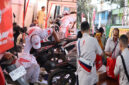 Astra Motor NTB saat melakukan kegiatan sosial dengan memberikan bantuan berupa paket servis gratis (foto kiri) dan paket sembako (foto kanan) di wilayah Kelurahan Kekalik Jaya.