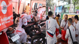 Astra Motor NTB saat melakukan kegiatan sosial dengan memberikan bantuan berupa paket servis gratis (foto kiri) dan paket sembako (foto kanan) di wilayah Kelurahan Kekalik Jaya.