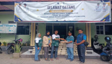  Astra Group Mataram melalui program CSR menyalurkan bantuan sembako kepada warga yang terdampak banjir di wilayah Kelurahan Selagalas. 