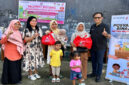Astra Motor NTB saat menyalurkan Paket Gizi Tambahan untuk anak berisiko stunting di Kecamatan Cakra Selatan.