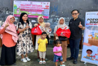 Astra Motor NTB saat menyalurkan Paket Gizi Tambahan untuk anak berisiko stunting di Kecamatan Cakra Selatan.