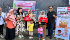 Astra Motor NTB saat menyalurkan Paket Gizi Tambahan untuk anak berisiko stunting di Kecamatan Cakra Selatan.
