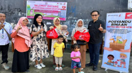 Astra Motor NTB saat menyalurkan Paket Gizi Tambahan untuk anak berisiko stunting di Kecamatan Cakra Selatan.