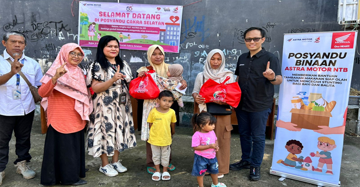 Astra Motor NTB saat menyalurkan Paket Gizi Tambahan untuk anak berisiko stunting di Kecamatan Cakra Selatan.