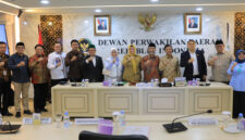 Pose bersama usai RDPU BAP DPD RI di Gedung DPD RI, Kompleks Parlemen Senayan Jakarta, Senin (7/7/2025).