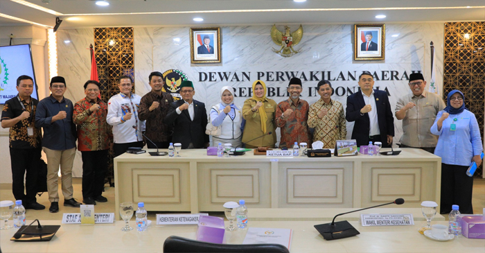 Pose bersama usai RDPU BAP DPD RI di Gedung DPD RI, Kompleks Parlemen Senayan Jakarta, Senin (7/7/2025).