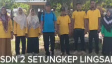 Kepala Sekolah dan para guru SDN 2 Setungkep Lingsar.