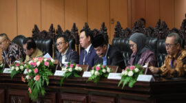 Ketua DPD RI, Sultan B Najamudin (paling tengah) saat menjadi keynote speaker dalam kegiatan Desiminasi Raperda tentang RTRW terhadap UU Cipta Kerja oleh BULD DPD RI bersama Kepala Daerah, di Gedung Nusantara V, Kompleks Parlemen Senayan, Jakarta, Senin (14/7/2025).
