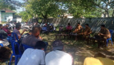 Puluhan warga Dusun Pelebe, Desa Ketapang Raya, Kecamatan Keruak diterima oleh Camat dan Kedes.
