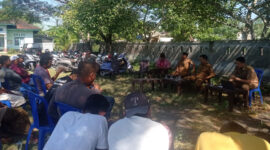 Puluhan warga Dusun Pelebe, Desa Ketapang Raya, Kecamatan Keruak diterima oleh Camat dan Kedes.