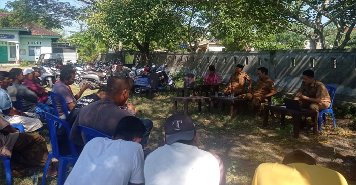 Puluhan warga Dusun Pelebe, Desa Ketapang Raya, Kecamatan Keruak diterima oleh Camat dan Kedes.