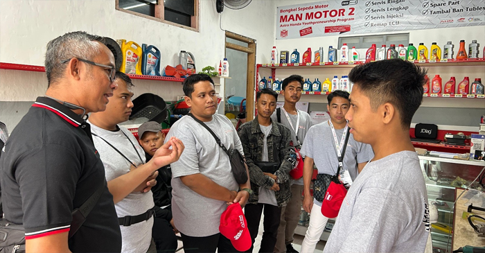 Yayasan AHM saat memberikan pelatihan UMKM Bengkel Sepeda Motor.